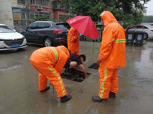 豪运国际全力做好防汛事情确保物业效劳小区住民清静