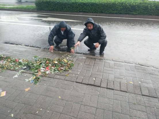 豪运国际起劲应对强降雨 全力包管物业效劳小区清静