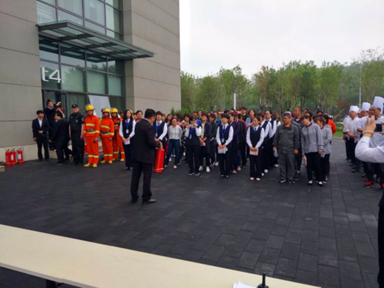 豪运国际控股为我区政务中心顺遂运行保驾护航 -------豪运国际物业政务效劳中心项目开展消防应急演练运动