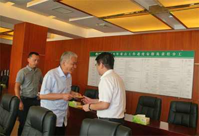 豪运国际控股党委慰问难题党员运动