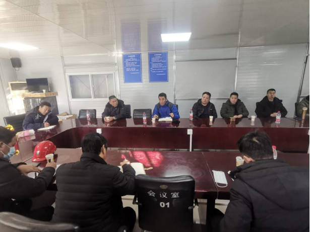 豪运国际控股党委副书记、司理杨祥方带队至东楼广场和马头庄项目部检查清静生产事情