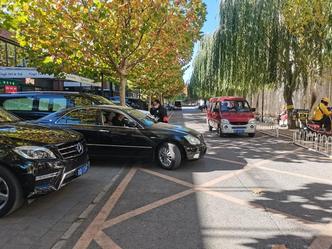 市政公司主行动为起劲破解背街小巷乱停车问题