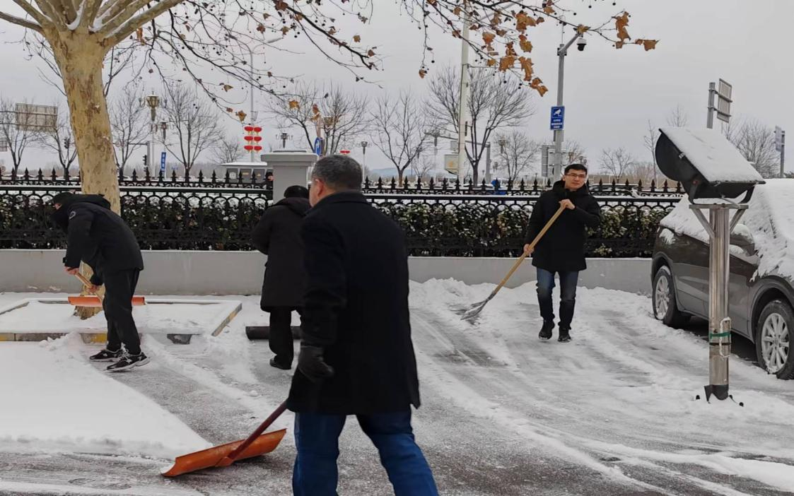 豪运国际控股公司开展除冰扫雪运动